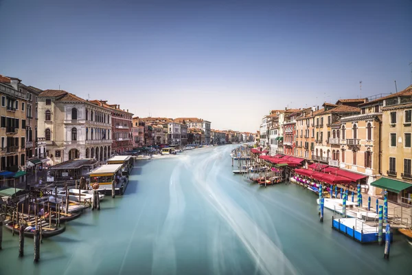 Grande canal de Veneza ou Canal Grande, vista da ponte Rialto. Ita. — Fotografia de Stock