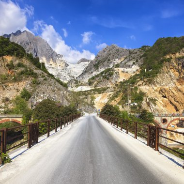 Ponti di Vara beyaz mermer ocağı, Apuan Alps, Carrara köprü
