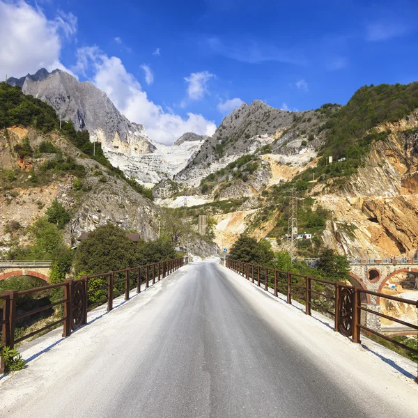 Most Ponti di Vara v bílých lámaný mramor, Apuánské Alpy, Carrara — Stock fotografie