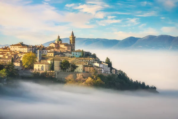Trevi Sisli Bir Sabahta Pitoresk Bir Köy Perugia Umbria Talya — Stok fotoğraf