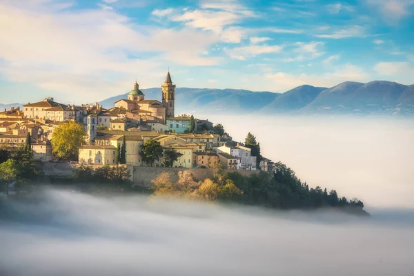 Trevi Village Pittoresque Dans Une Matinée Brumeuse Pérouse Ombrie Italie Images De Stock Libres De Droits