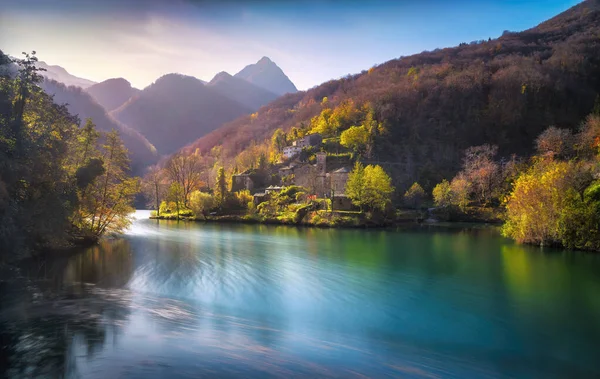 イゾラサンタ中世の村 秋の紅葉のアルピApuane山 Garfagnana トスカーナ イタリアヨーロッパ 長時間露光 — ストック写真