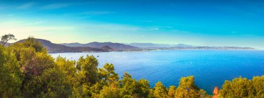 Cannes ve La Napoule panoramik deniz manzarası, Theoule sur Mer 'den yatlar ve botlar. Fransız Riviera, Azure Coast veya Cote d Azur, Provence, Fransa