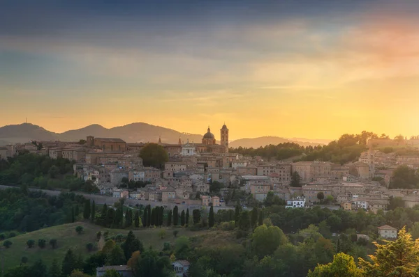 Miasto Urbino Krajobraz Przylegający Zachodzie Słońca Światowe Dziedzictwo Unesco Region — Zdjęcie stockowe