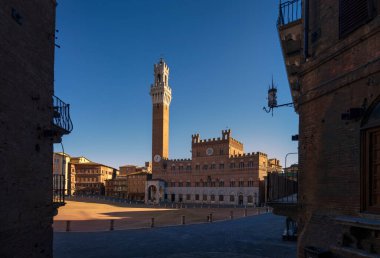 Siena, Piazza del Campo Meydanı, Torre del Mangia Kulesi ve Palazzo Pubblico Binası. Toskana, İtalya.