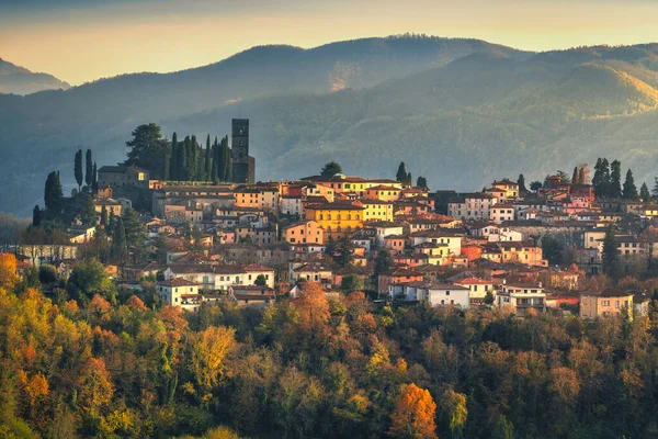 Barga Pueblo Medieval Atardecer Otoño Garfagnana Toscana Italia Europa —  Fotos de Stock