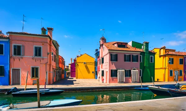Burano Island Kanal Färgglada Hus Och Båtar Venedig Lagunen Italien — Stockfoto