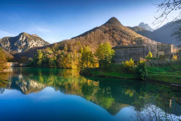 Isola Santa Średniowieczna Wioska Jezioro Góry Alpi Apuane Jesienią Liści — Zdjęcie stockowe