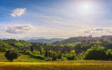 Urbino şehrinin ufuk çizgisi ve kırsal alan. Unesco Dünya Mirası Bölgesi. Mart Bölgesi, İtalya, Avrupa.