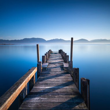 Ahşap iskele ya da iskele ve göl, gün doğumunda. Torre del Lago Puccini, Versilia, Massaciuccoli Gölü, Toskana, İtalya, Avrupa