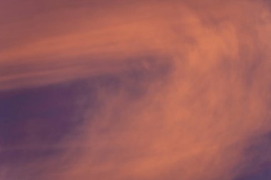 Gün batımının arka planında gökyüzünde bulut. Kırmızı, turuncu ve mor soyut gölgeler. Gerçek yüksek çözünürlüklü fotoğrafçılık