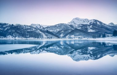 Gramolazzo kışın gün batımında Apuan dağlarında buzlu göl ve kar. Garfagnana, Toskana, İtalya, Avrupa. Uzun pozlu fotoğrafçılık.