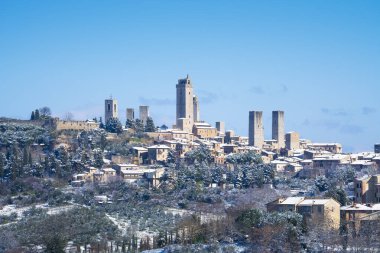 San Gimignano karlı kasabası, gökdelenler ve kışın üzüm bağları. Toskana, İtalya, Avrupa.