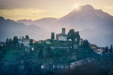 Kışın Barga kasabası ve Alpi Apuane dağları. Garfagnana, Toskana, İtalya Avrupa
