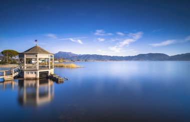 Gün doğumunda çardak iskelesi ya da iskele ve göl. Torre del Lago Puccini, Versilia, Massaciuccoli Gölü, Toskana, İtalya, Avrupa