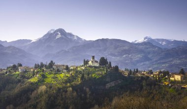 Kışın Barga kasabası ve Alpi Apuane dağları. Garfagnana, Toskana, İtalya Avrupa