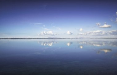 Mavi göl manzarası. Yansımalı Orbetello gölü, Argentario, Toskana, İtalya.
