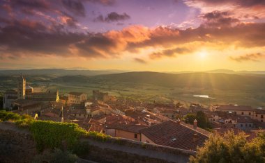 Sahip Marittima eski kasaba ve San Cerbone Duomo katedrali gün batımında. Toskana, İtalya.