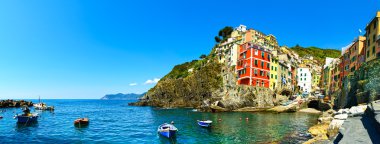 Riomaggiore Köyü panorama, kaya, tekneler ve deniz. Cinque terre