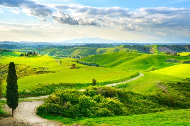 Tuscany rural günbatımı manzara. kırsal çiftlik, beyaz yol bir