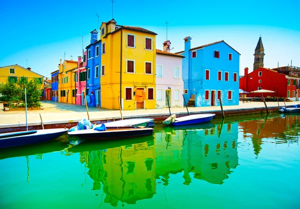 Benátky mezník, burano ostrov kanálu, barevné domy, kostel — Stock fotografie