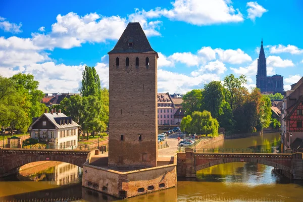 Strasburgo, ponte medievale Ponts Couverts e Cattedrale. Alsazia — Foto Stock