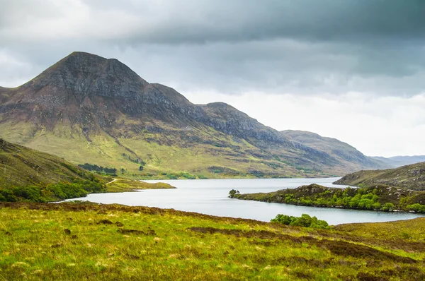 Jezero a hory na ostrově isle of skye. krajina v highland — Stock fotografie