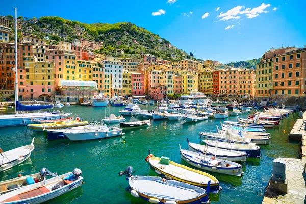 Camogli Yachthafen, Boote und typische bunte Häuser. Ligurien — Stockfoto