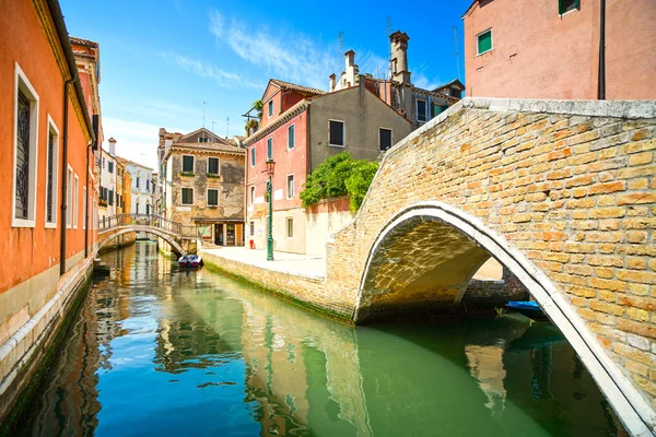 Venecia paisaje urbano, canal de agua, puente y edificios tradicionales . — Foto de Stock