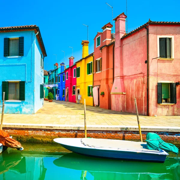 Benátky mezník, burano ostrov průplavu, barevných domů a lodí, — Stock fotografie