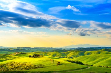 Tuscany rural günbatımı manzara. kırsal çiftlik, beyaz yol bir