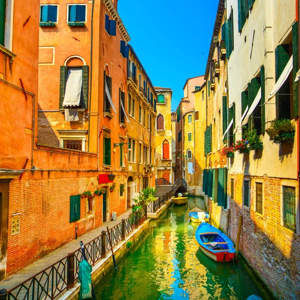 Venedig stadsbilden, byggnader, vatten kanal och bridge. Italien — Stockfoto