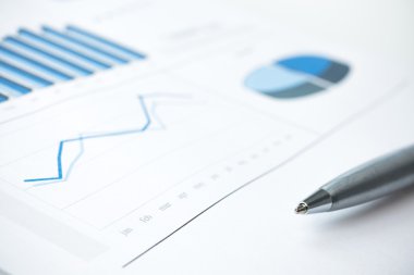 İş verileri rapor ve grafik yazdırmak. Seçici odak. Mavi tonu