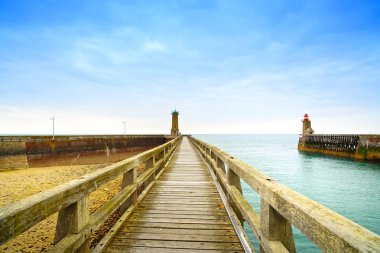İskele ve deniz feneri, Fecamp liman. Fransa Normandy.