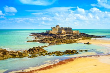 saint Malo fort ulusal ve kayalar, gelgit. Brittany, Fransa.