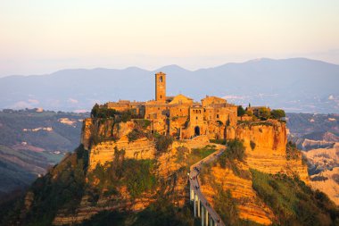 Civita di Bagnoregio dönüm noktası, günbatımı hava panoramik görünüm. 
