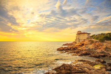 Boccale kale landmark uçurum rock ve sıcak günbatımı denizde. Tu
