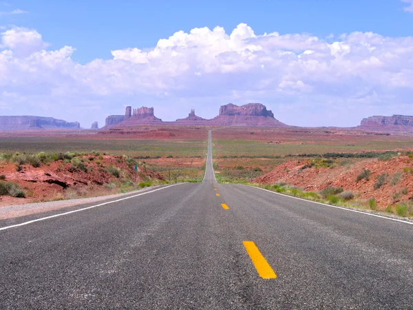 Estrada reta em Utah e Arizona, Monument Valley Navajo Tribal — Fotografia de Stock