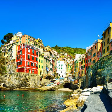 Riomaggiore Köyü, kaya ve gün batımında denize. Cinque terre, ligu
