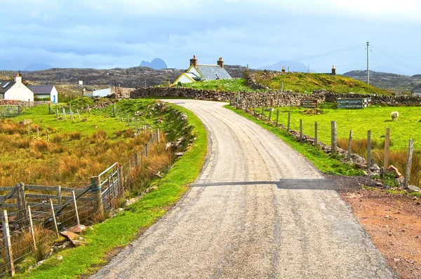 Schotse Hooglanden smalle weg rurale landschap, Verenigd Koninkrijk — Stockfoto