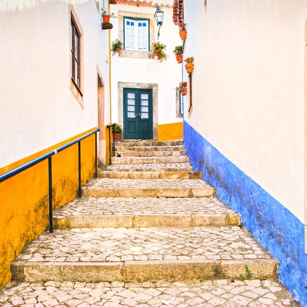 Rua urbana velha e fachadas coloridas em Óbidos. Oeste, Leiria , — Fotografia de Stock