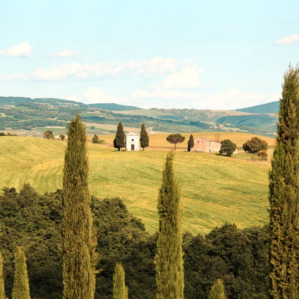 Тосканский пейзаж, Фетта-Феель, маленькая церковь в Валь-д "Орча — стоковое фото