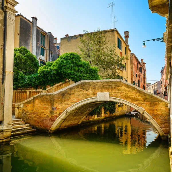 Венецианский городской пейзаж, мост, здания и водный канал. Италия — стоковое фото
