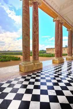 Grand Trianon avlu ve sütunlar ve Vers Sarayı bahçesinde