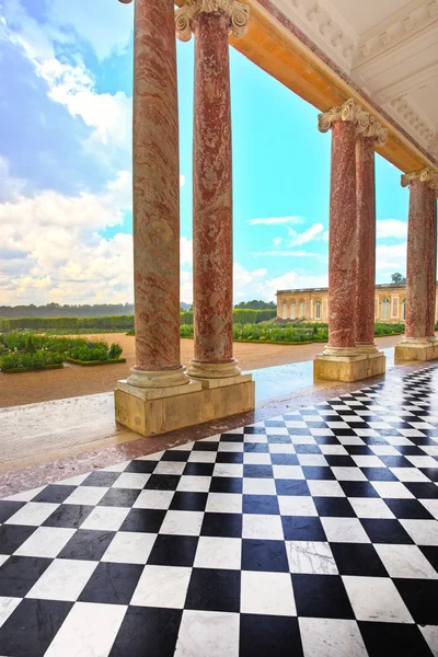 Grand Trianon cortile e colonne e giardino nel Palazzo di Vers — Foto Stock