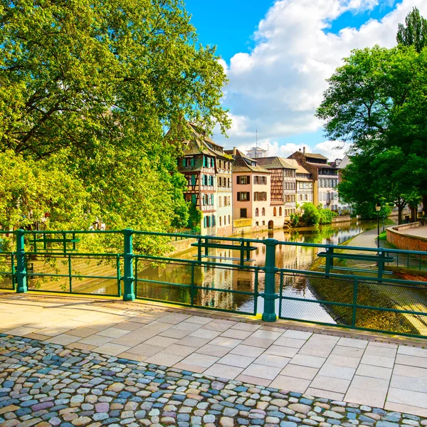 Strasbourg, vannkanal i Petite France-området og bro, Unesco – stockfoto