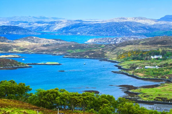 Lake and Mountains in Isle of Skye island. Landscape in Highland — Stock Photo, Image