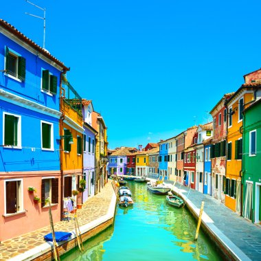 Venedik tarihi, Burano adası kanalı, renkli evler ve tekneler.,