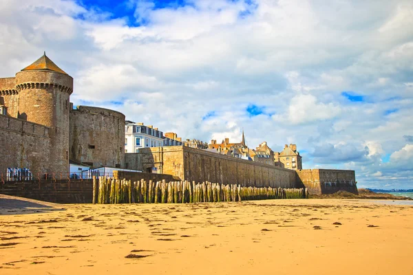 Saint Malo beach, stadsmuren och hus. Lågvatten. Bretagne, Fra — Stockfoto