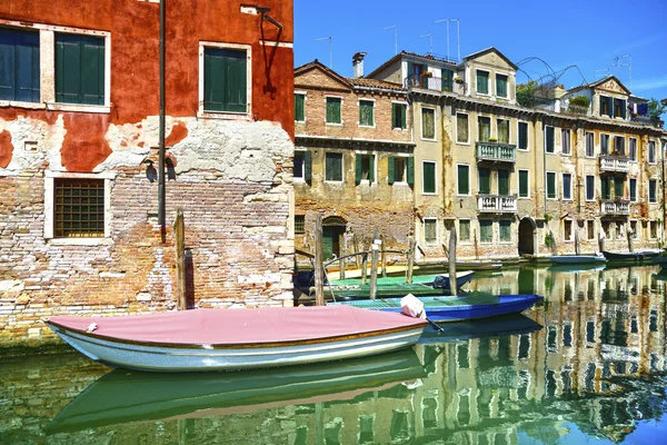 Venedig stadsbilden, vatten kanal, båtar och traditionella byggnader. — Stockfoto